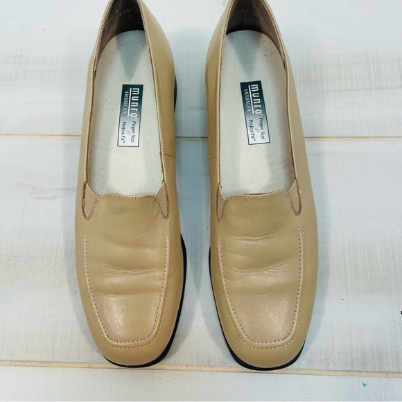 Munro American Beige Classic Leather With  Rubber Sole Slip-On Loafer, Sz 7-1/2N - Picture 2 of 10